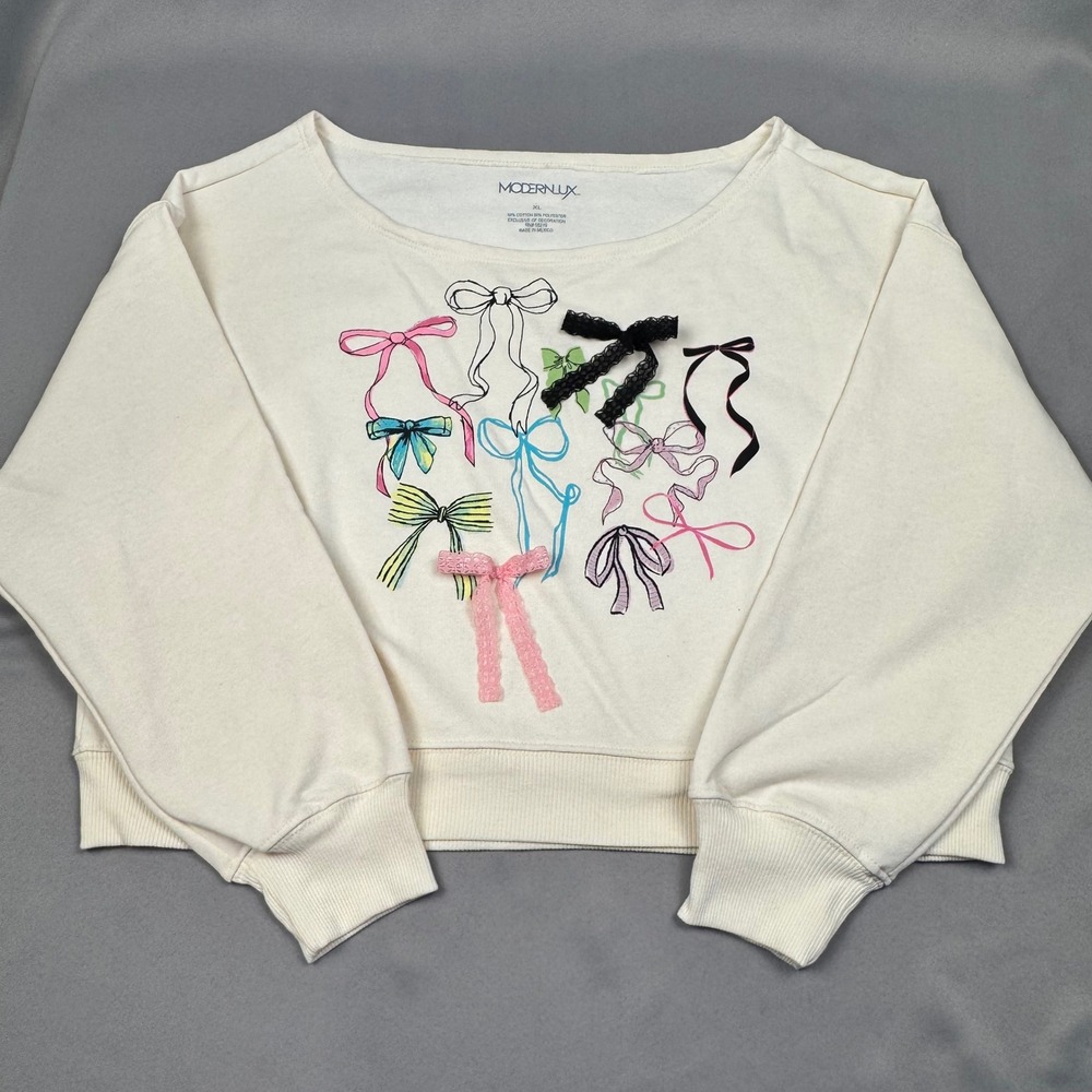 Modern Lux Women XL Cropped Sweatshirt Off-White Bow Graphic 3D Lace Accents NEW
